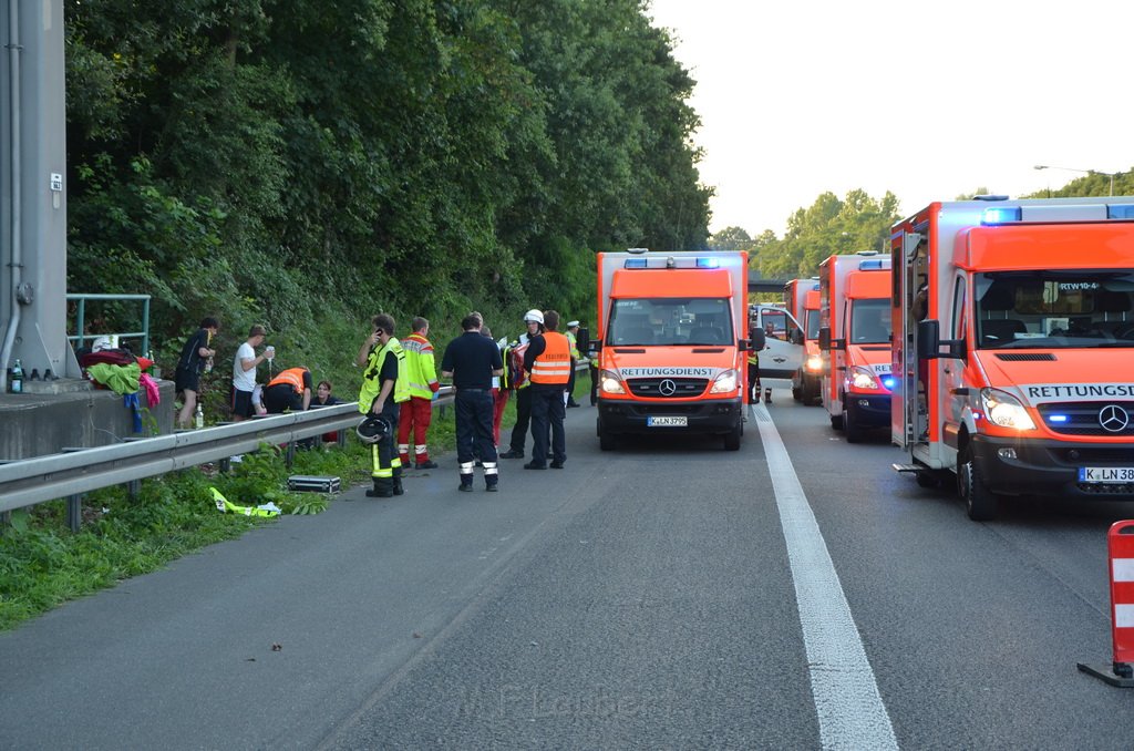 Einsatz BF Koeln Klimaanlage Reisebus defekt A 3 Rich Koeln hoehe Leverkusen P122.JPG